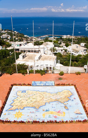 Mappa di Capri piastrelle di ceramica, su di un balcone, Marina Grande dietro, Capri, Italia Foto Stock