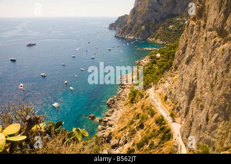 Guardando verso il basso dalla Via Krupp verso Marina Piccola, Capri, Italia Foto Stock