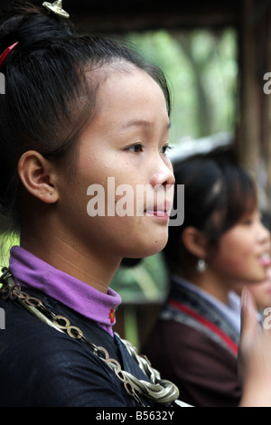 Teen di Miao minoranza etnica nel corso di un tradizionale rituale nel Guizhou Cina Foto Stock