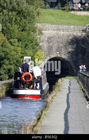 Narrowboat sul acquedotto Chirk avvicinando Chirk Tunnel Foto Stock