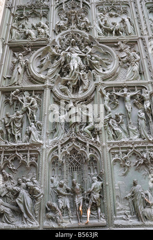 Porta di bronzo del Duomo di Milano nel Nord Italia Europa Foto Stock