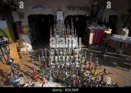 Un negozio di souvenir visualizzando una grande selezione di Shisha narghilè tubi di acqua a Dahab nel sud della penisola del Sinai in Egitto. Foto Stock