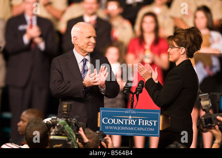 Sen John McCain ha annunciato Alaska Gov Sarah Palin come sua vice candidato presidenziale presso Wright State University s pazzo centro. Foto Stock