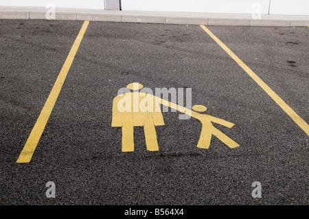 La madre e il Bambino bay in un Parcheggio Foto Stock