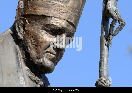 Una statua raffigurante tardi Papa polacco Giovanni Paolo 2, nel cortile di San Stanislas Chiesa di Cracovia, in Polonia. Foto Stock