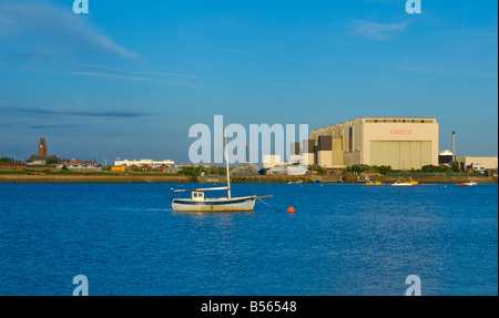 Barca a vela ormeggiata in Walney Channel, con BAE Systems dietro, Barrow-in-Furness, Cumbria, England Regno Unito Foto Stock