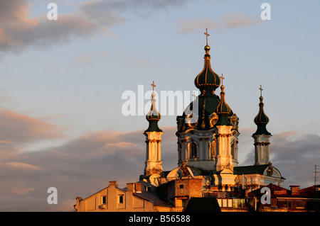 Vista del Sant Andrea Chiesa, un magnifico edificio barocco progettato da Bartolomeo Rastrelli, situato a Kiev, Ucraina Foto Stock