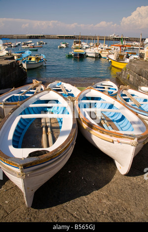 Barche a remi su uno scalo, Marina Grande di Capri, Italia Foto Stock