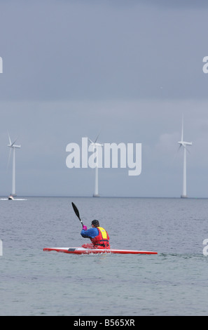 Middelgrunden turbina eolica off shore wind farm Danimarca vicino a Copenhagen. Vista dall'Amager Foto Stock