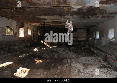 All'interno di un vecchio televisore che pendevano dal soffitto in una desolazione rovinato stalla. Foto Stock