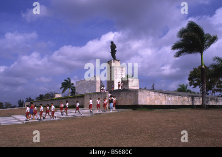 A scuola i bambini in visita Che Guevara della statua e Mausoleo di Santa Clara, Cuba Foto Stock