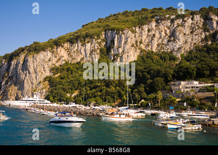 Vista del porto, barche e montagne, Marina Grande di Capri, Italia Foto Stock