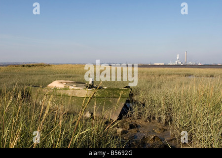 Kingsnorth Power Station sul fiume Medway Foto Stock