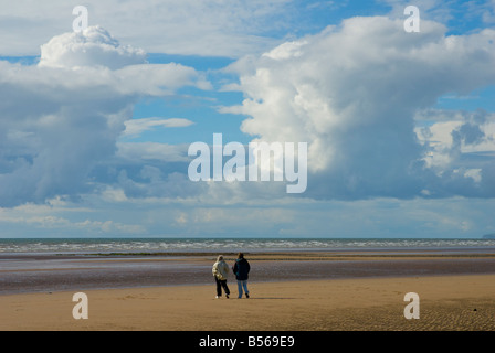 Due persone di camminare sulla spiaggia vicino a Bootle, Cumbria, England Regno Unito Foto Stock