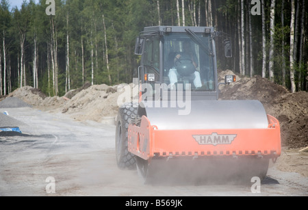 Compattatore a rulli per strade Hamm nel cantiere stradale che compattano il fondo stradale , Finlandia Foto Stock