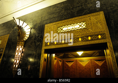 Stile Art Deco decorazione. La lobby di uno North LaSalle edificio (1930). LaSalle Street. Il Loop. Chicago. Illinois. Stati Uniti d'America Foto Stock