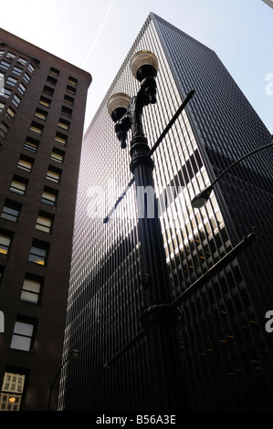 La facciata est della Monadnock Building (sinistra) e Kluczynski Edificio Federale (a destra). Dearborn Street con W. Jackson Blvd. Chicago. Foto Stock