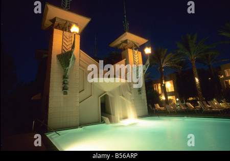 La piscina e la fontana al Biltmore Hotel ispirato all'architettura di Frank Lloyd Wright. In Arizona, Stati Uniti d'America Foto Stock