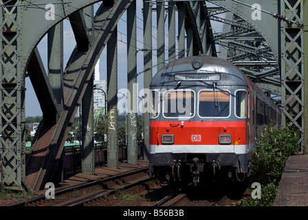Le ferrovie tedesche locali servizio passeggeri (Regionale Bahn) che attraversa il fiume Reno, Colonia, nella Renania settentrionale-Vestfalia (Germania). Foto Stock