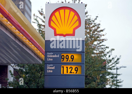 Un distributore di benzina Shell la vendita di benzina a 99,9 pence al litro Foto Stock