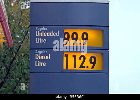 Un distributore di benzina Shell la vendita di benzina a 99,9 pence al litro Foto Stock