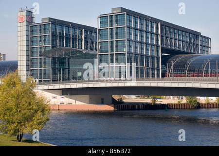 Fiume Spree con Hauptbahnhof, Berlino, Germania Foto Stock