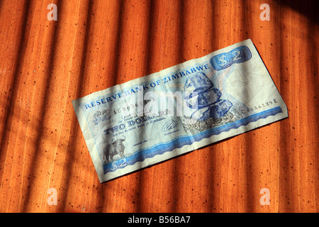 Zimbabwe due dollar cambio conto su una tabella con ombra Foto Stock