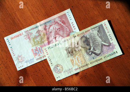 South African 20 e 50 Rand sul tavolo Foto Stock