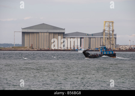 Nigg cantiere sulla Cromarty Firth con traghetto Nigg in primo piano Foto Stock