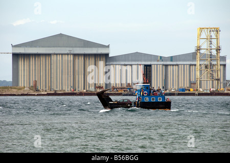 Nigg cantiere sulla Cromarty Firth con traghetto Nigg in primo piano Foto Stock