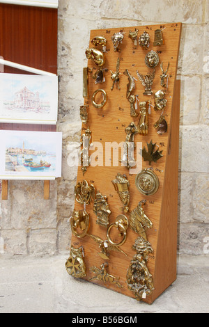 Tradizionale Maltese, ottone battenti della porta per la vendita, Mdina, Malta. Foto Stock