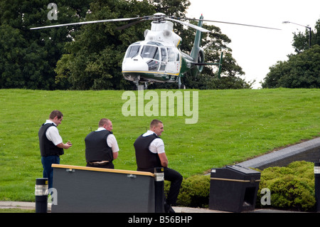 Air Ambulance delfino di GNAAS azionato da PDG elicotteri sull'elipad a James Cook ospedale teeside Foto Stock