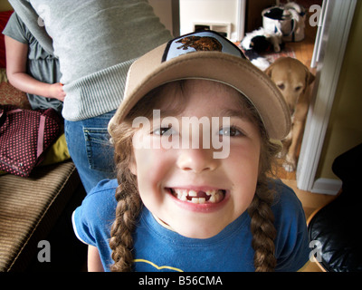 Chi ha bisogno di un jack-o-lantern quando si dispone di un 7 anno vecchia ragazza con cinque denti mancanti? No sulla pannocchia di mais quest'estate! Foto Stock