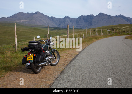 Motociclo con il Cuillin montagne in distanza, Isola di Skye in Scozia Foto Stock