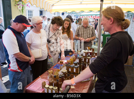 Persone che acquistano il chutney alla produzione locale in stallo Abergavenny Food Festival Wales UK Foto Stock