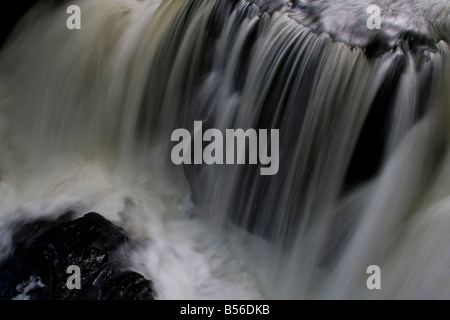 L'acqua che scorre sulle rocce sul fiume Crafnant vicino alla Fairy Falls, Trefriw, Conwy, Galles Foto Stock