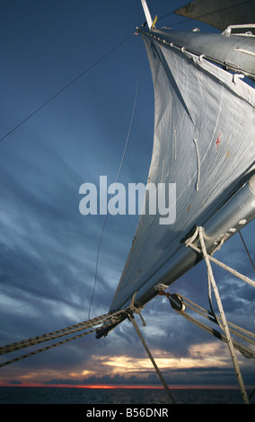 Yacht vendita principale al tramonto sul Mare dei Caraibi Foto Stock