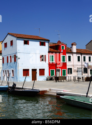 Case colorate lungo con i canali / canali di Burano Venezia, Italia 14 Agosto 2008 Foto Stock