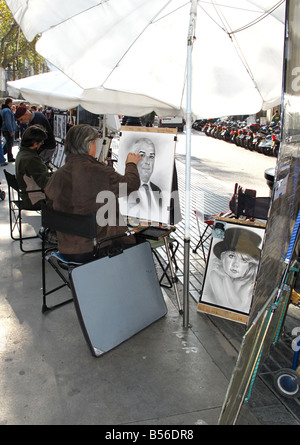 Vista sopra la spalla di un ritratto di strada artista sulla Rambla, Barcelona, Spagna Foto Stock