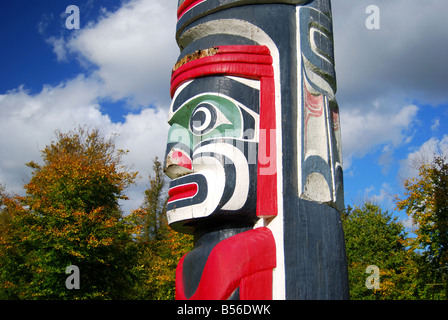 Il Totem Pole in autunno, la valle di giardini, Windsor Great Park, Virginia Water, Surrey, England, Regno Unito Foto Stock