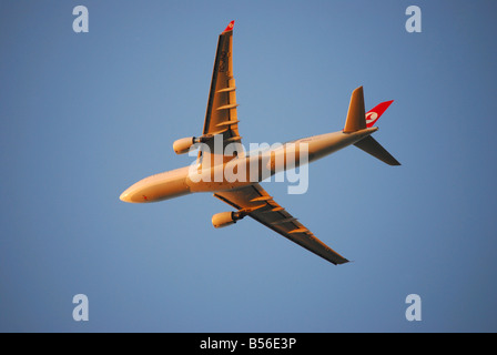 La Turkish Airlines Airbus A330 aeromobili in fase di decollo, l'aeroporto di Heathrow, Greater London, England, Regno Unito Foto Stock