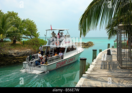 Barca lasciando Stuart Cove s avventure Aqua Center Isola Nuova Providence Bahamas Foto Stock