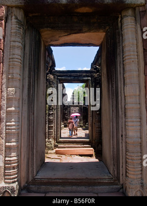 Vista attraverso porta all'rovine Khmer di Phimai Prasat in Thailandia Foto Stock