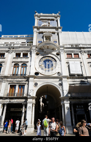 La Torre dell Orologio (o di San Marco) Clock progettato da Mauro Codussi, Piazza San Marco, Venezia, Veneto, Italia Foto Stock