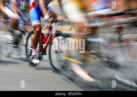 Pan di sfocatura di velocizzare i corridori di bicicletta durante una corsa su strada la concorrenza. Foto Stock