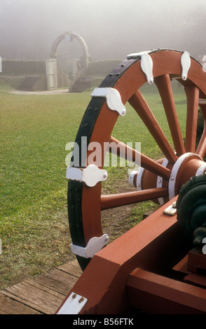 Il cannone, Palisades, e gate a Fort Caroline National Monument, Jacksonville, Florida, nella nebbia mattutina Foto Stock