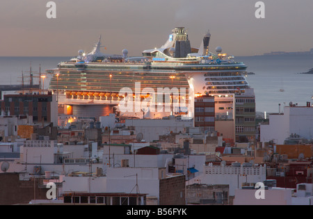 La più grande nave da crociera al mondo, l'indipendenza dei mari, visita a Las Palmas de Gran Canaria. Foto Stock