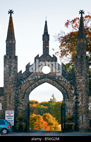 Il Castello di Taymouth ingresso, Kenmore nel periodo autunnale Perthshire Scozia Gran Bretagna Regno Unito 2008 Foto Stock