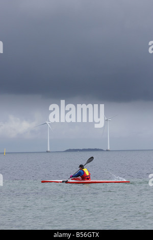 Middelgrunden turbina eolica off shore wind farm Danimarca vicino a Copenhagen. Vista dall'Amager Foto Stock