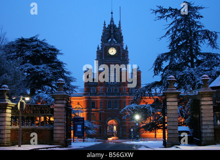Il fondatore di edificio, Royal Holloway College, Università di Londra in Egham su un nevoso inverno sera. Foto Stock